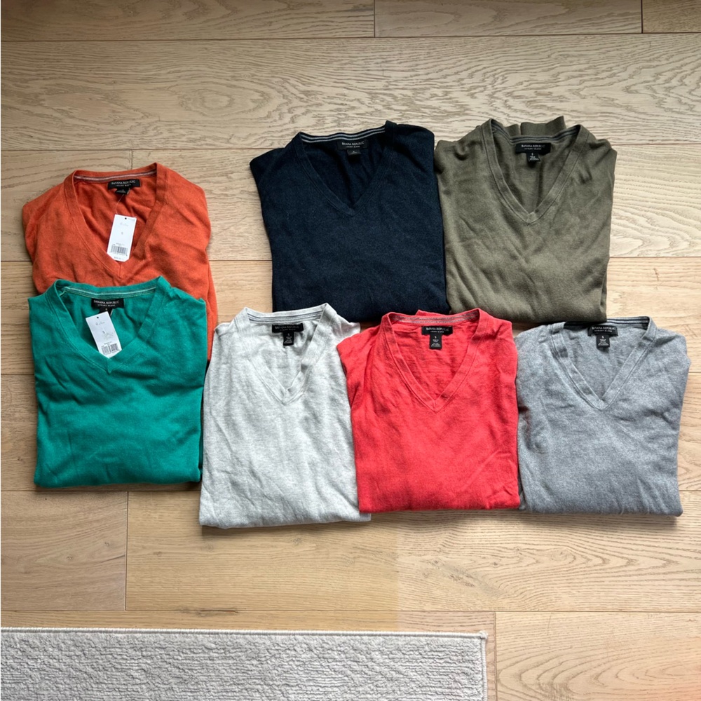 Lot of 7 Banana Republic Men’s Luxury Blend V necks NWT & gently worn, sz small